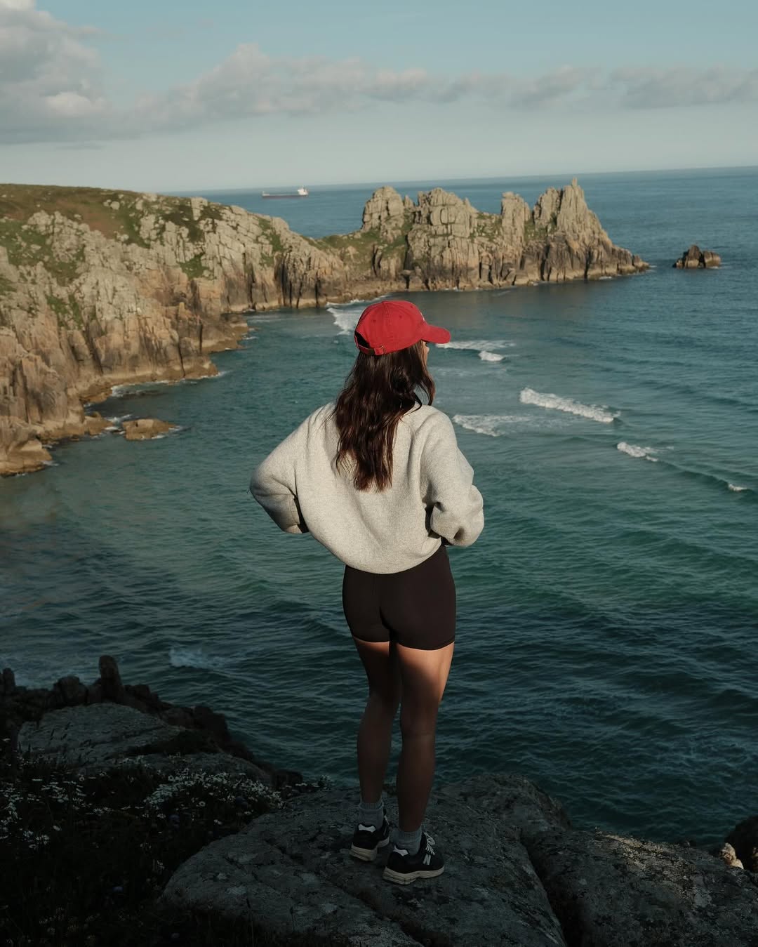 Jess lleva un sombrero rojo.