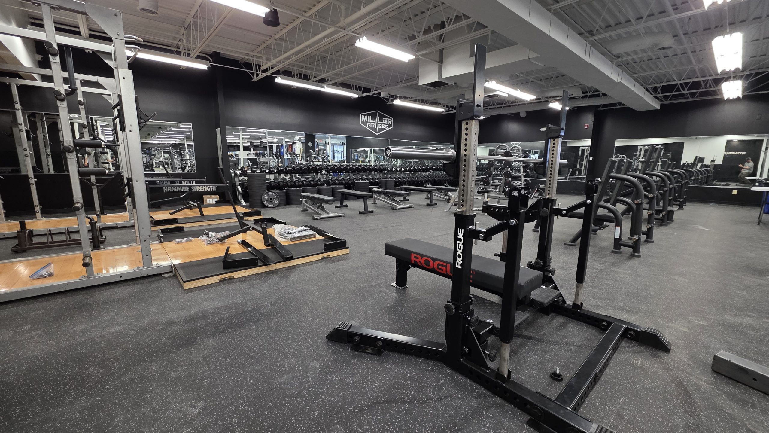 Hay una gran cantidad de equipamiento deportivo en un gran espacio.