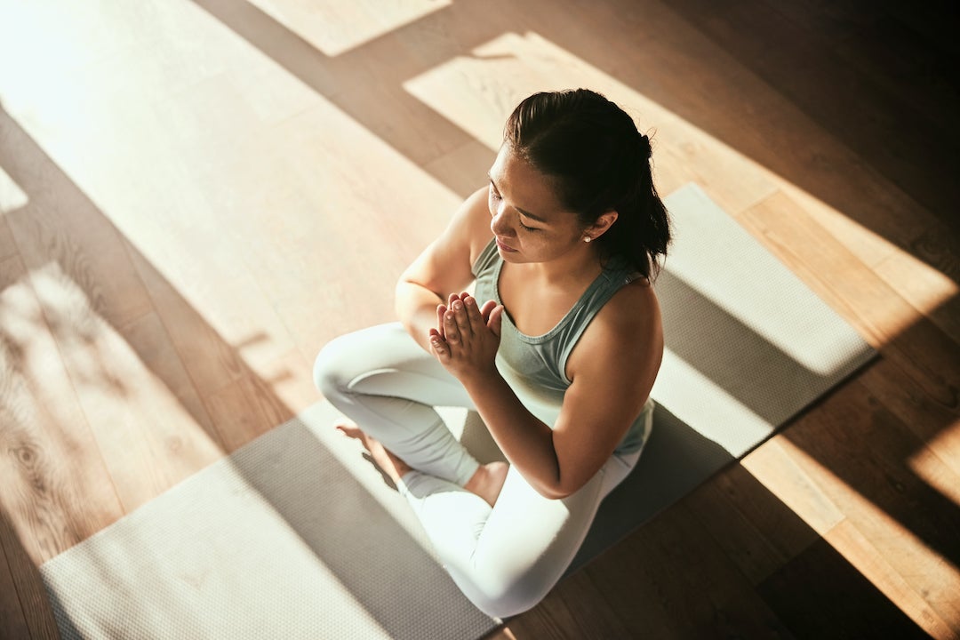 Los tipos de ejercicios de peso corporal incluyen el yoga.