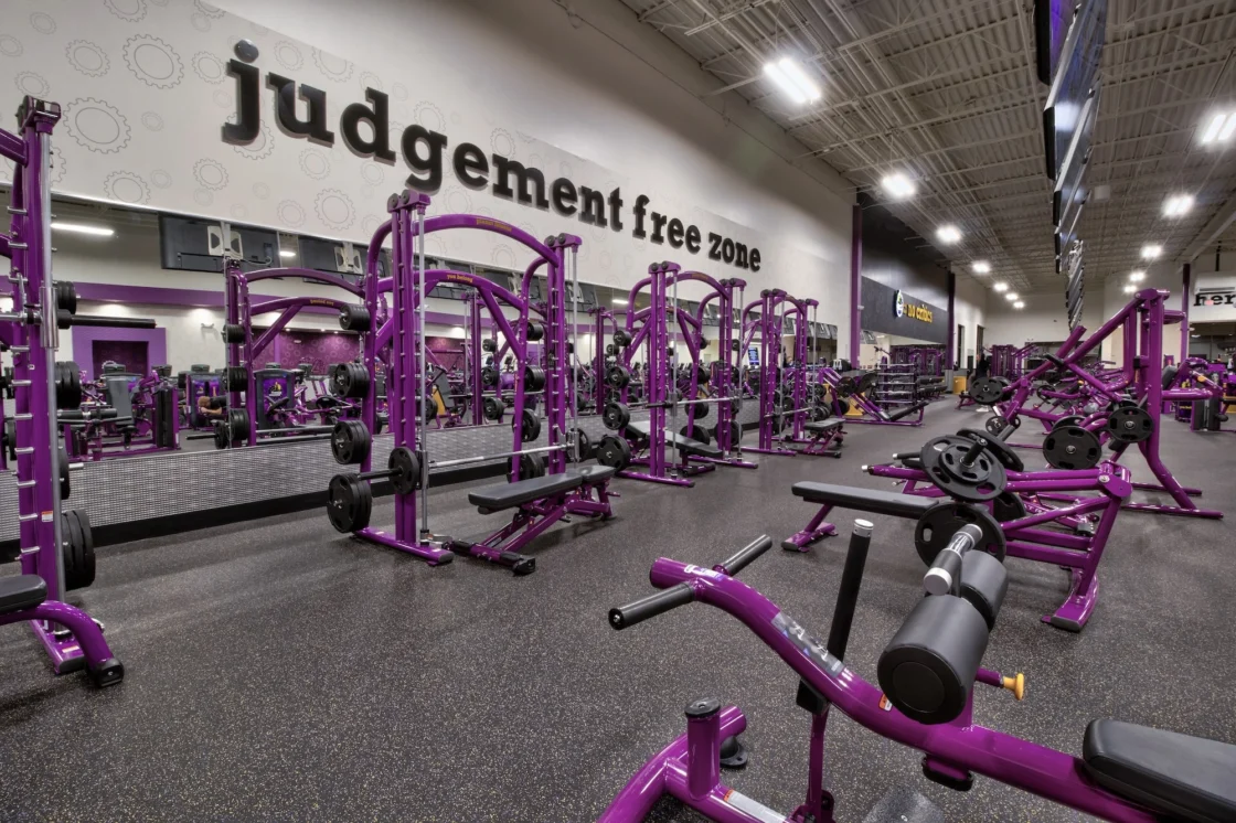 Pesas dentro de un gimnasio Planet Fitness