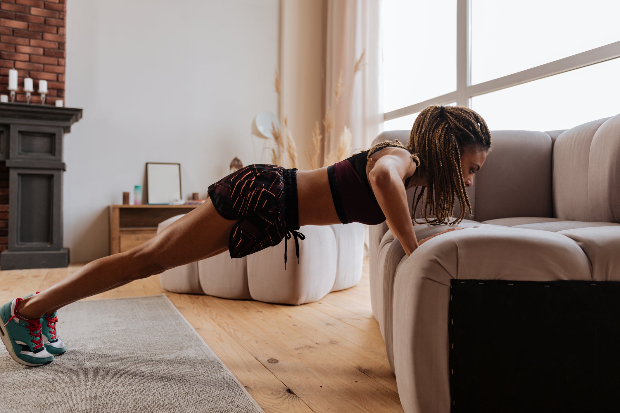 Los ejercicios comunes incluyen flexiones, sentadillas, estocadas y abdominales.