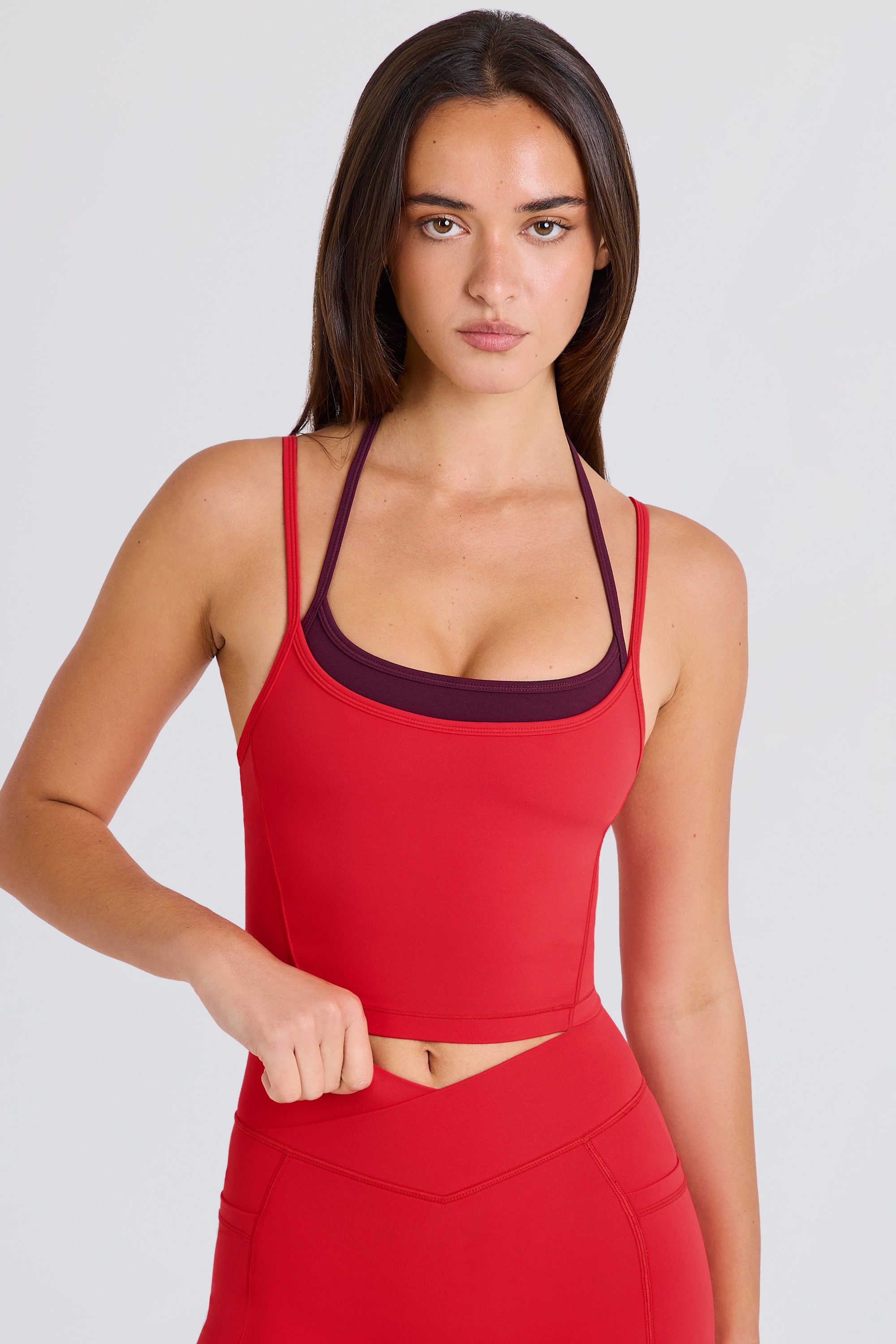 Hombro envuelto en capas activo suave rojo fresa