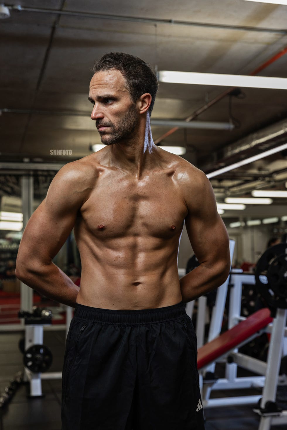 un individuo musculoso en un gimnasio