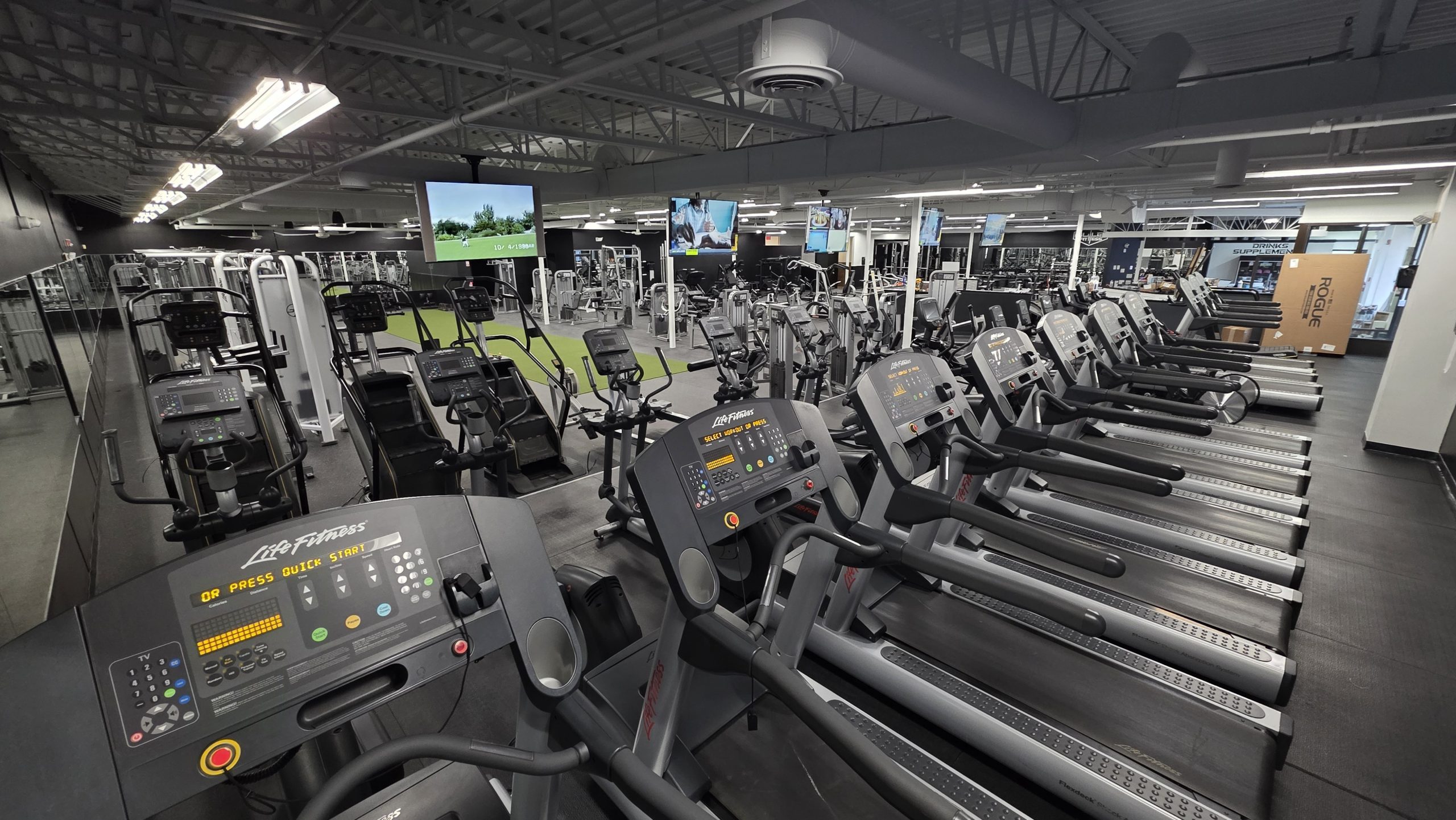 Los equipos de gimnasio están ampliamente disponibles.