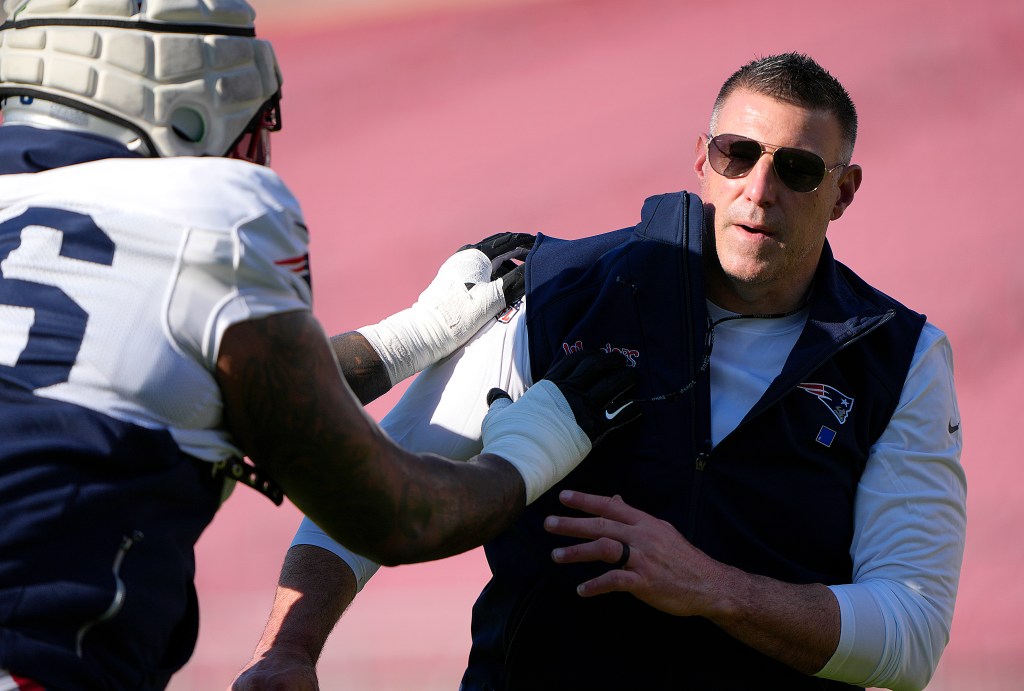 El entrenador en jefe de los New England Patriots, Mike Vrabel, corre con el mariscal de campo Morgan Moses #76 durante la práctica previa al Super Bowl LX el 4 de febrero de 2026 en el estadio de Stanford en Stanford, California.