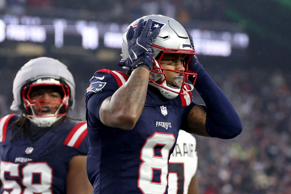 El mariscal de campo de los New England Patriots, Stefon Diggs #8, reacciona después de anotar un touchdown.