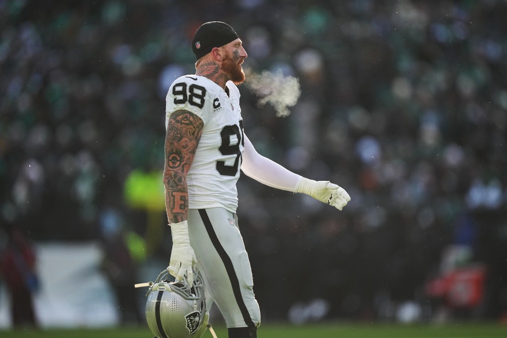 El ala defensiva de los Raiders de Las Vegas, Maxx Crosby (98), corre por el campo durante la primera mitad de un partido de fútbol americano de la NFL contra los Eagles de Filadelfia, el domingo 14 de diciembre de 2025, en Filadelfia.