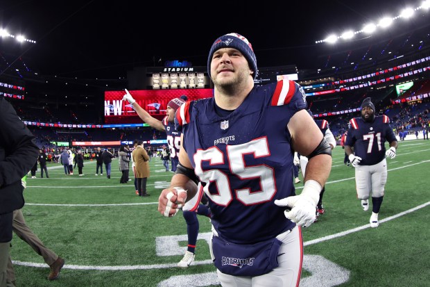 Garrett Bradbury, de los New England Patriots, mira después del partido AFC Wild Card contra los Angeles Chargers en el estadio Gillette. (Foto de Adam Glanzman/Getty Images)