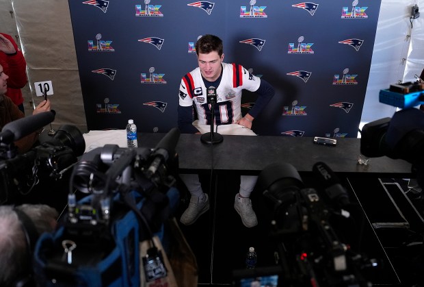 Drake Maye de los New England Patriots se dirige a los medios antes del Super Bowl LX en el Santa Clara Marriott el 4 de febrero de 2026 en Santa Clara, California. (Foto de Thearon W. Henderson/Getty Images)