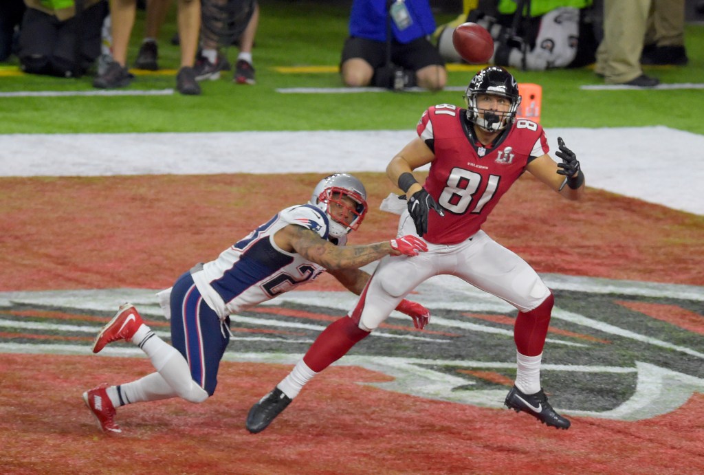 Austin Hooper #81 de los Atlanta Falcons atrapa un pase de touchdown contra los New England Patriots durante el Super Bowl 51 en el NRG Stadium el 5 de febrero de 2017 en Houston, Texas. Los Patriots vencieron a los Atlanta Falcons 34-28 en tiempo extra. 