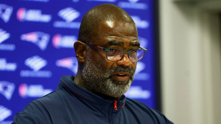 El coordinador defensivo de los New England Patriots, Terrell Williams, habla con los periodistas después de la práctica en el estadio Gillette el 4 de septiembre de 2025.