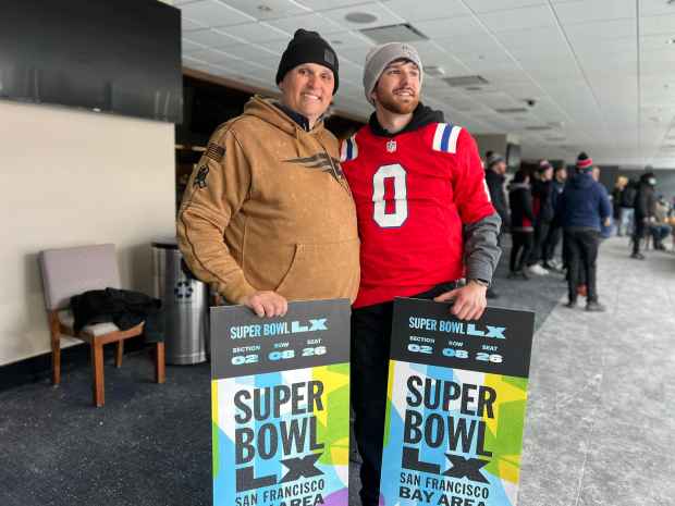 Aaron Tarver, izquierda, y su hijo Duncan Tarver, derecha, se dirigen al Super Bowl después de ganar un par de boletos para el mitin de despedida de los Patriots en el Estadio Gillette en Dighton. (Lance Reynolds/Boston Herald)