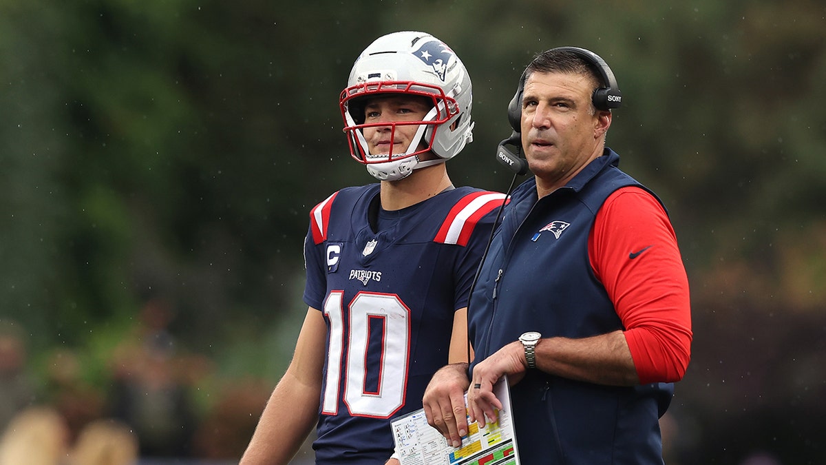 Drake Maye y Mike Vrabel