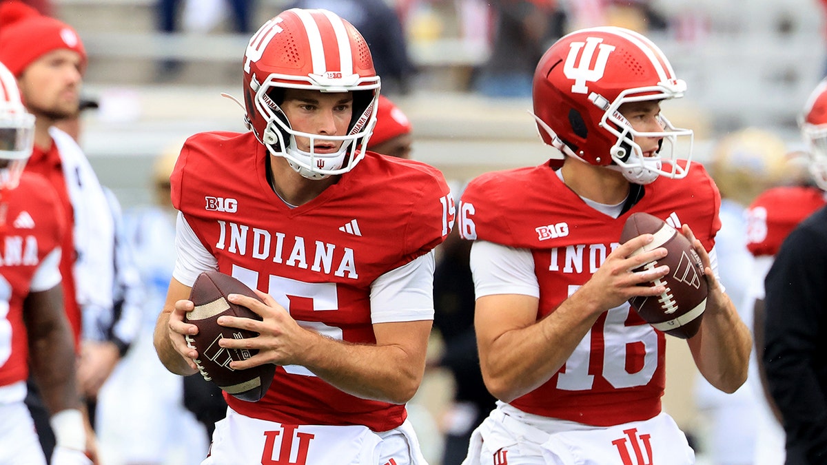 Los jugadores de los Indiana Hoosiers, Fernando y Alberto Mendoza, calientan antes del partido.