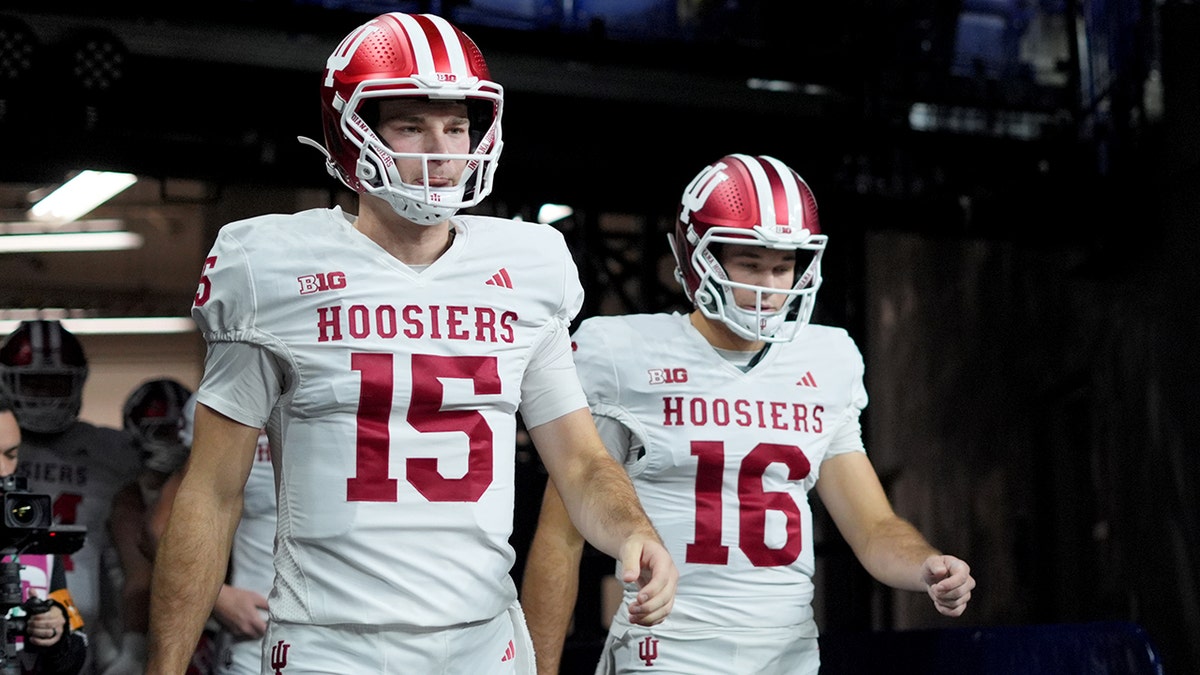 Fernando y Alberto Mendoza visten camisetas de fútbol de los Indiana Hoosiers antes de un partido.