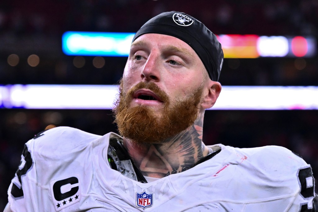 El ala defensiva de los Raiders de Las Vegas, Maxx Crosby, observa después de un partido de fútbol americano de la NFL.