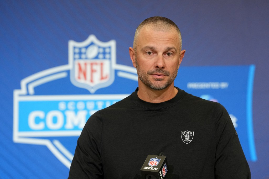 El gerente general de los Raiders de Las Vegas, John Spytek, habla en el NFL Scouting Combine.