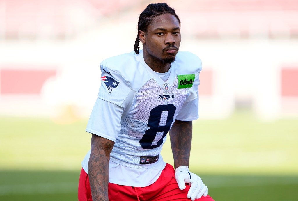 Stefon Diggs, de los New England Patriots, participa en ejercicios durante la práctica antes del Super Bowl LX.