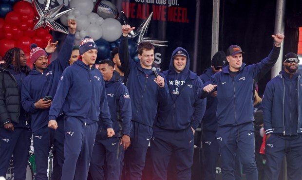 Patriotas como Stefon Diggs, Mack Hollins, Drake Maye, Garrett Bradbury y Hunter Henry saludan a los fanáticos en el mitin del domingo (Nancy Lane/Boston Herald)
