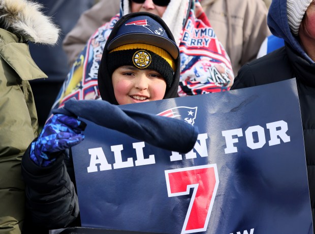 Un joven aficionado sostiene un cartel en busca de su séptimo trofeo de Super Bowl. (Nancy Lane/Boston Herald)