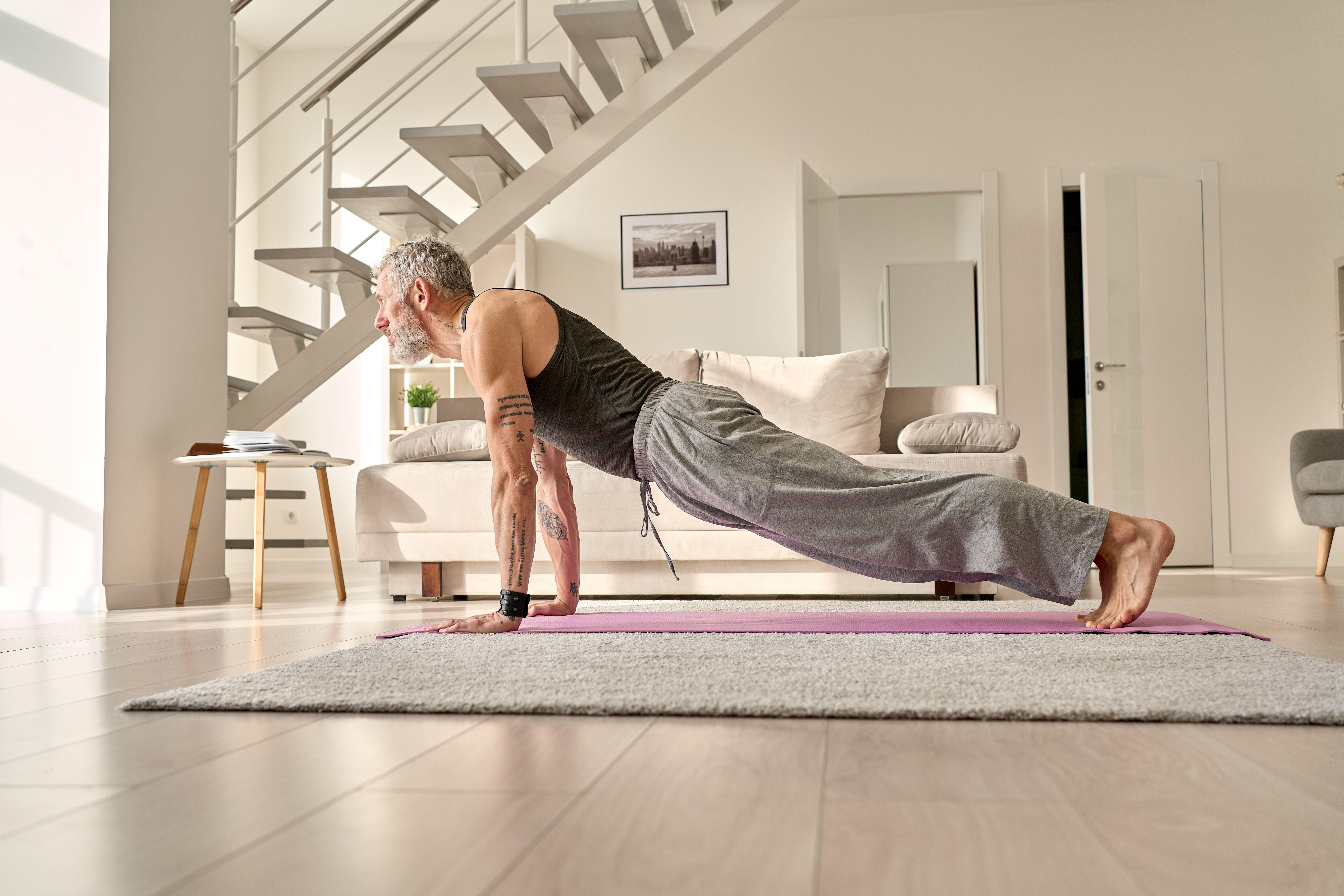 Los ejercicios de entrenamiento de fuerza para todo el cuerpo le permiten reclutar todos los grupos musculares principales en una sola sesión, lo que proporciona un enfoque de entrenamiento eficaz y que ahorra tiempo.