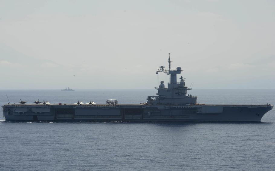 FS Charles De Gaulle navega en el Mediterráneo.