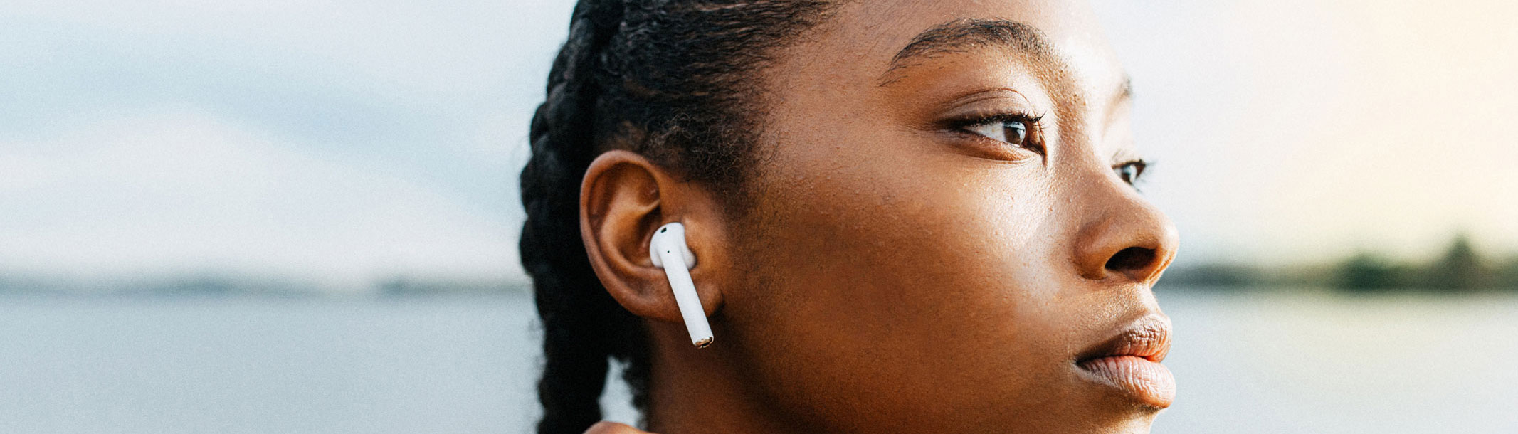 primer plano, de, mujer joven, llevando, auriculares deportivos
