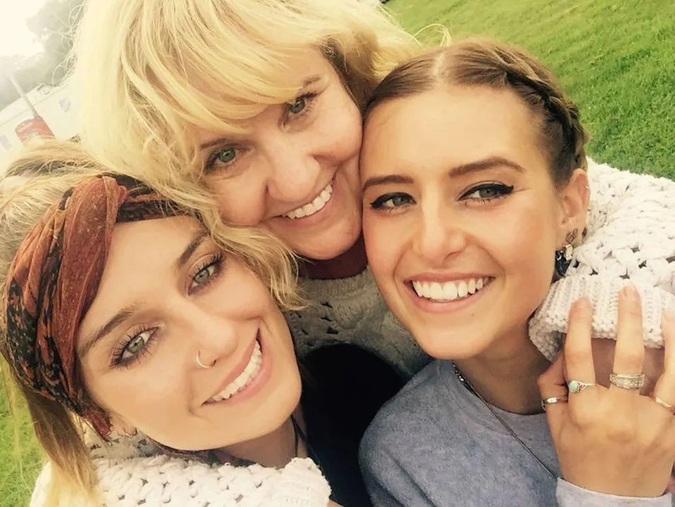 (Desde la izquierda) Laura Storr con su madre Freda y su hermana EmilyCrédito: Kennedy News & Media