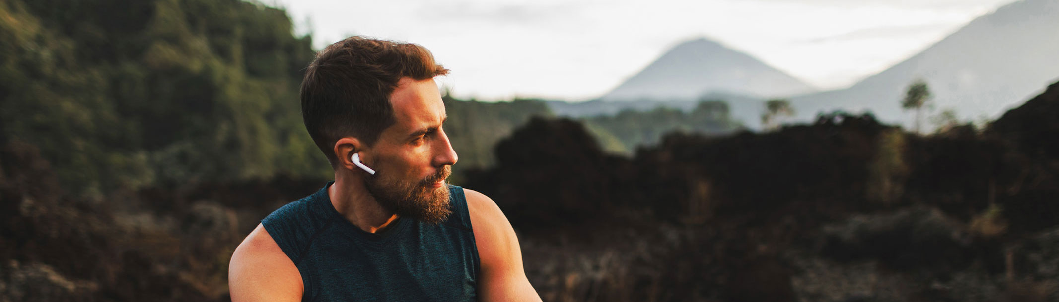 Primer plano de un hombre escuchando sus auriculares afuera