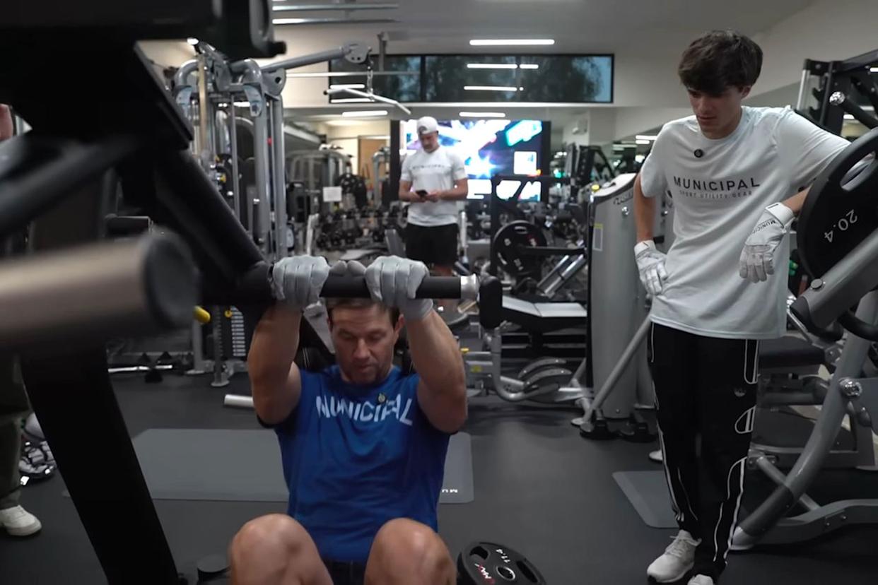 Mark Wahlberg demuestra uno de sus ejercicios de entrenamiento. Crédito: Mark Wahlberg/Youtube