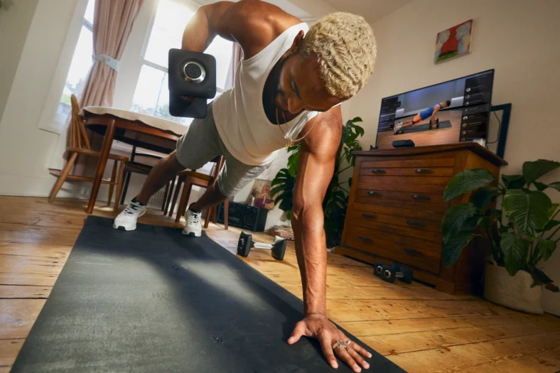 pesas de fitness en interiores