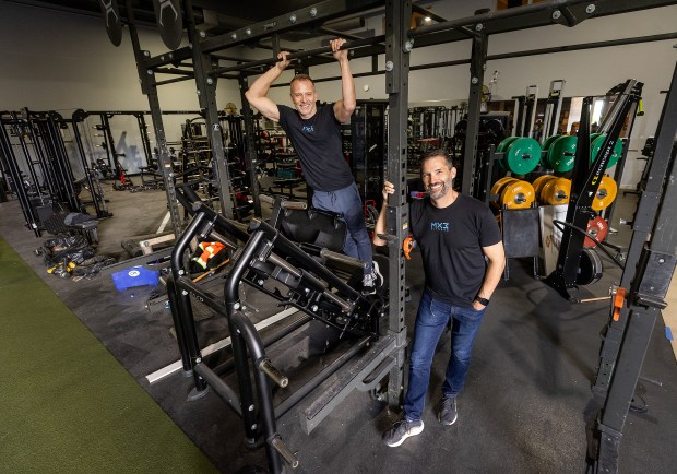 Dave Karraker, izquierda, y Glenn Shope, copropietarios de MX3 Fitness, con sede en San Francisco, abrirán su sexta y más grande ubicación el martes 14 de abril de 2026, en la antigua ubicación de Sonoma Fit en Sonoma Highway. (John Burgess/The Press Democrat)