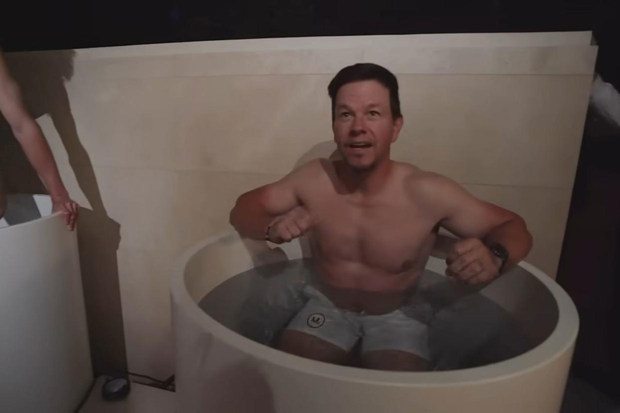 Mark Wahlberg en un baño de hieloCrédito: Mark Wahlberg/Youtube