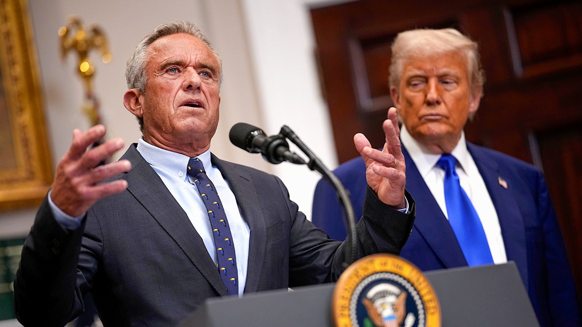 El secretario de Salud y Servicios Humanos de Estados Unidos, Robert Kennedy, habla con el presidente Donald Trump en la Sala Roosevelt de la Casa Blanca.