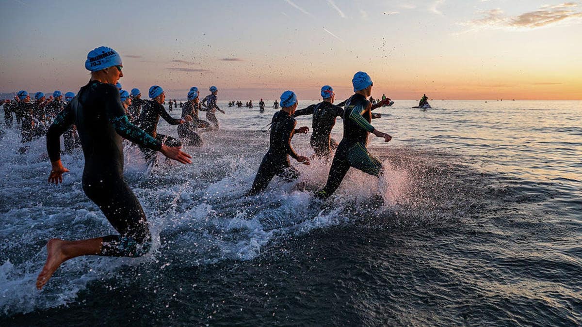 Los nadadores compiten en un triatlón.