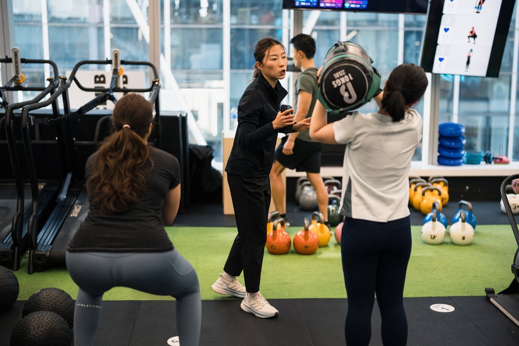 Cody Yeung supervisa el entrenamiento Hyrox en BFT Fitness en Hong Kong. Imagen: Folleto
