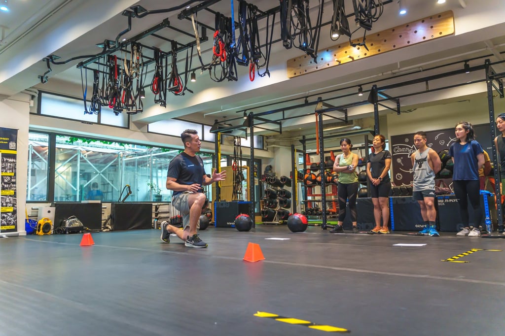 El entrenador entrena a los corredores para los ejercicios de Hyrox. Foto de : Gayatri Bhaumik