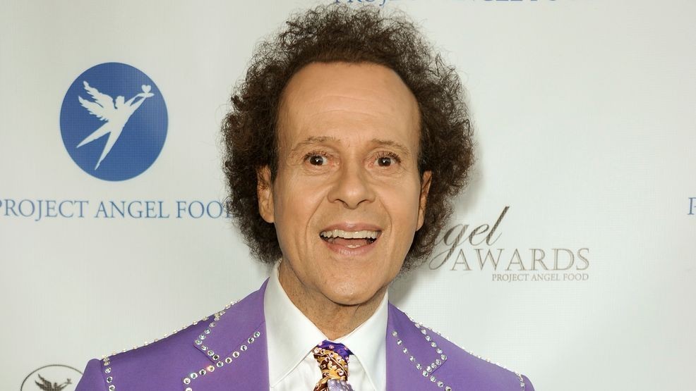 ARCHIVO - Richard Simmons llega a los Angel Awards 2013 de Project Angel Food el 10 de agosto de 2013 en Los Ángeles. Simmons, un gurú del fitness que animaba a las personas con sobrepeso a hacer ejercicio y comer mejor, murió el sábado 13 de julio de 2024 a la edad de 76 años.