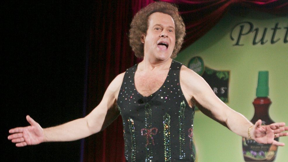 ARCHIVO - En esta fotografía de archivo del 2 de junio de 2006, Richard Simmons habla a la audiencia antes del inicio del desfile de moda Summer Salad en Grand Central Terminal en Nueva York. (Foto AP/Tina Fineberg, archivo)