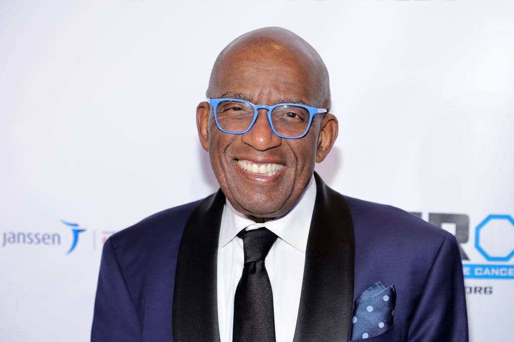 Al Roker lleva gafas con montura azul y un traje de satén morado