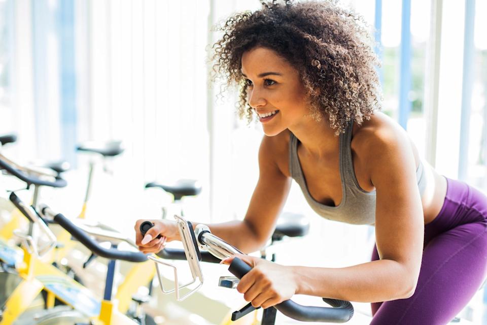 Andar en bicicleta deportiva.