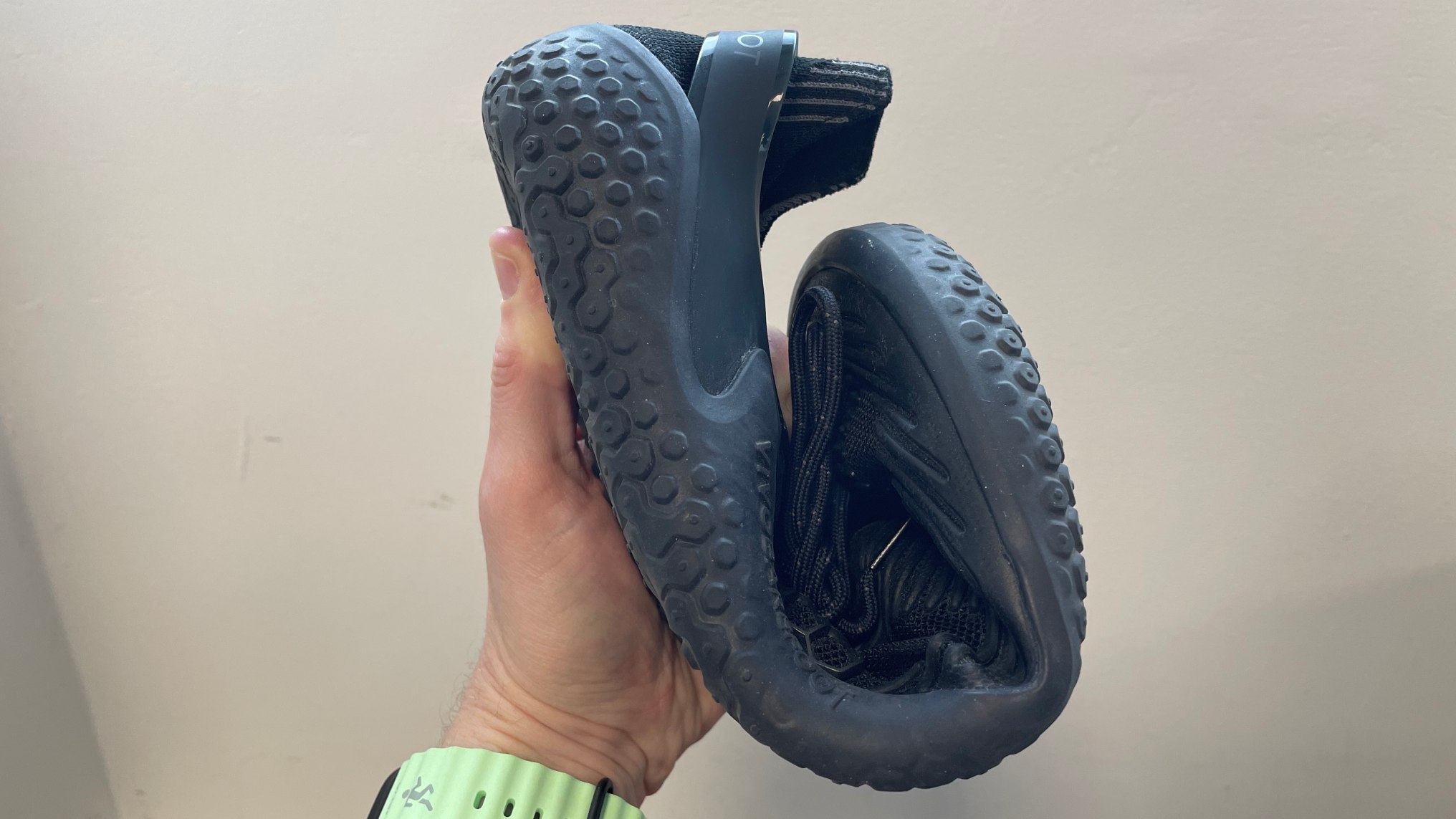 VivoBarefoot Motus Strength II en negro