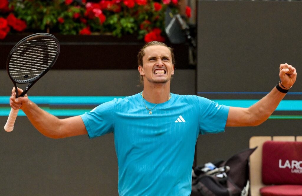 Observa Alexander Zverev.