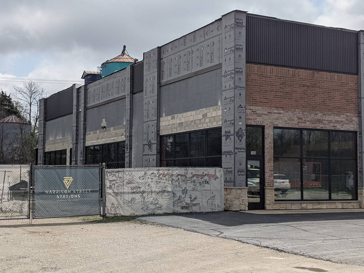 Una instalación de entrenamiento y deportes grupales que planea abrir en un edificio industrial a lo largo de South Harrison Street en el centro de Oswego recibirá asistencia financiera del pueblo frente a importantes costos de renovación. La propuesta es parte de un proyecto más amplio para reconstruir ese tramo de Harrison Street. Los planes también incluyen pequeños espacios comerciales, camiones de comida con pabellones y una sala de estar con un bar que admite perros.