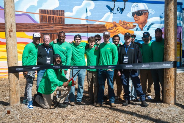 Centura College lanzó un nuevo programa de linieros eléctricos el 8 de abril en su campus de Norfolk. De izquierda a derecha se muestran Eric Mosley, Kevin Harvey, Sean Preval (arrodillado con tijeras), Ken Parker II, Aiden Jordan, Tyler Parks, Sam Deluca, Gavin Glick, Deontrick Williams, Ryanffl, Nicksan Evers, Nicksan Evers y otros. Richey. (Cortesía/Colegio Centura)