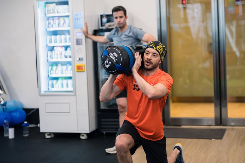 Entrenador Hyrox haciendo estocadas con peso en BFT Fitness. Imagen: Folleto
