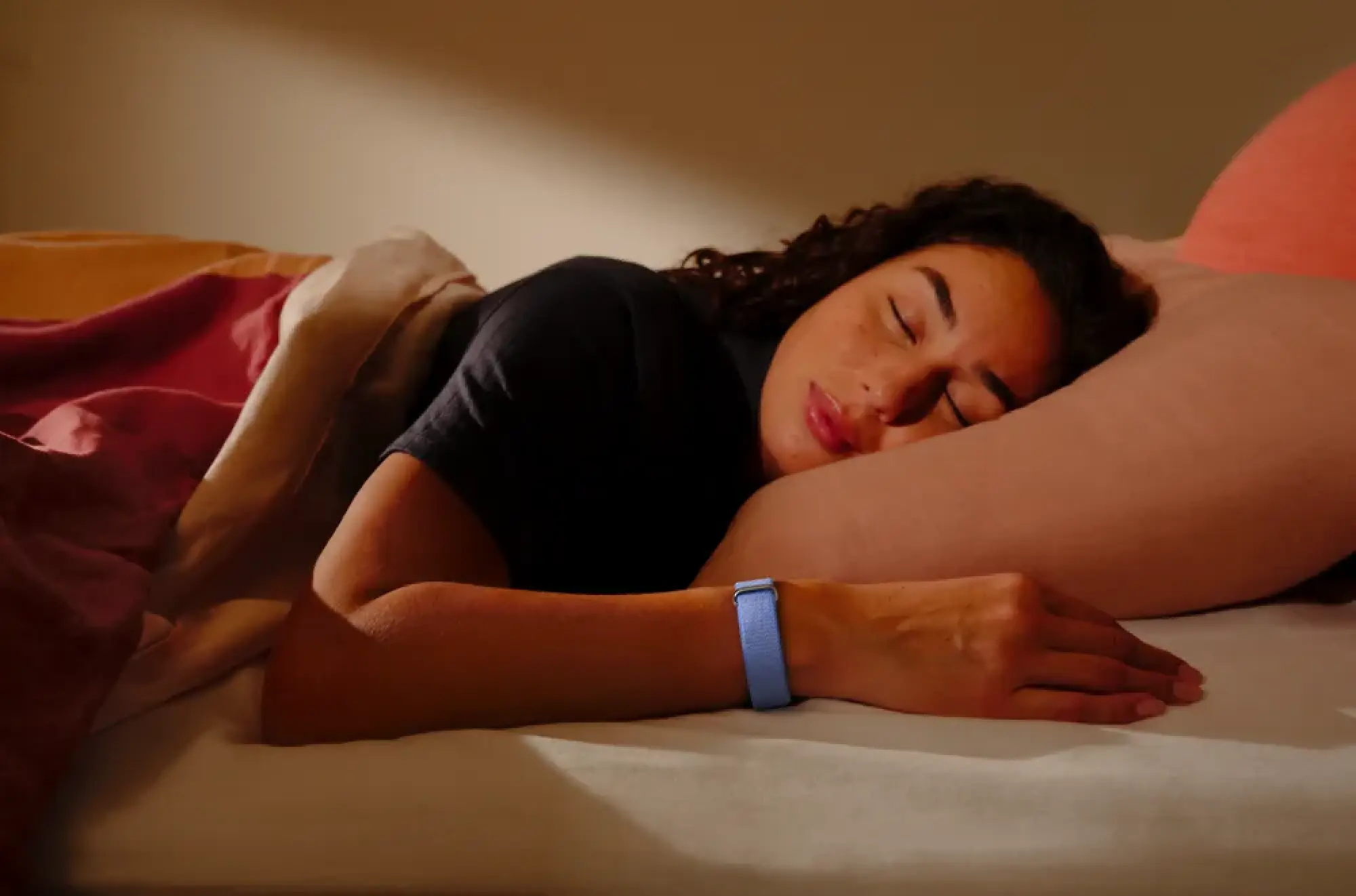Mujer durmiendo con Fitbit Air