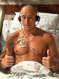 Un hombre en el hospital.