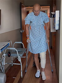 Un hombre caminando con muletas