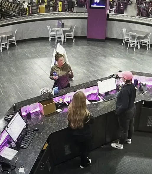Mujer con ropa deportiva en un banco de gimnasio